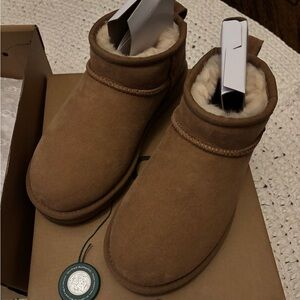 Classic Ultra Mini UGG size 6 chestnut